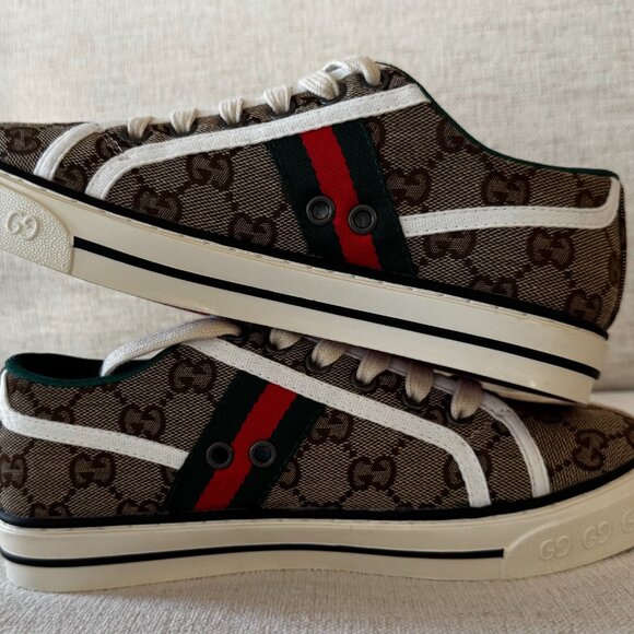 NEW Gucci Beige Monogram Sneakers with Red and Green Accents - Picture 2 of 8
